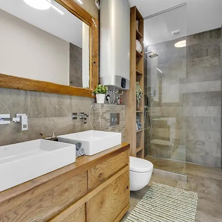 The Root Your Charming Floating فيلة براتسيلافا