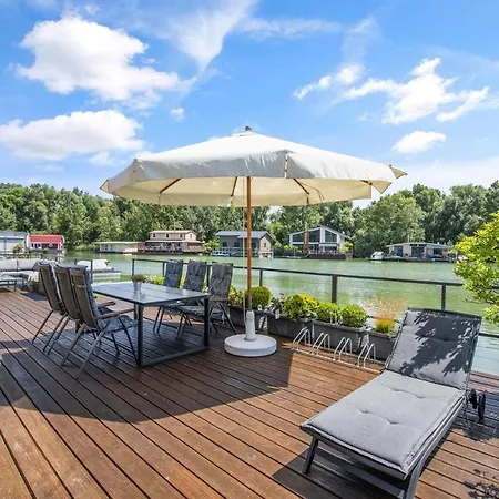 The Root Your Charming Floating براتسيلافا