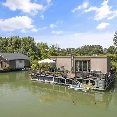 The Root Your Charming Floating * براتسيلافا