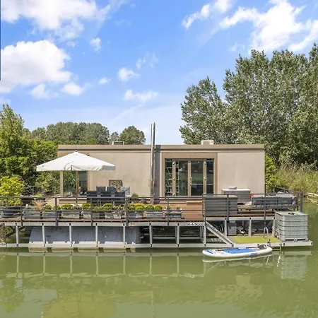 The Root Your Charming Floating براتسيلافا