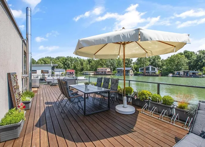 The Root Your Charming Floating Вілла *