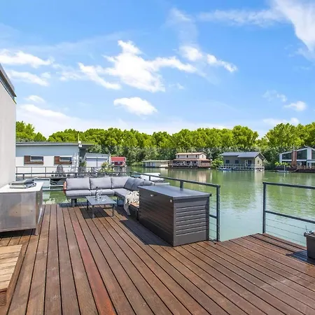 The Root Your Charming Floating Villa Bratislava